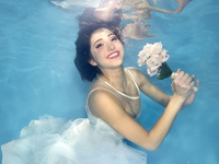 英新娘水下拍摄梦幻婚纱照”