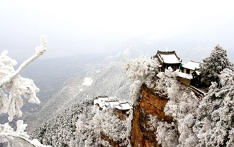 ���༦��ɽѩ��羰�������