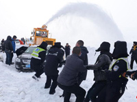 新疆玛依塔斯路段遭风雪袭击”