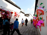 手工花灯点缀福州古街巷”