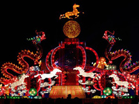 中原春节灯会点亮祥和氛围”