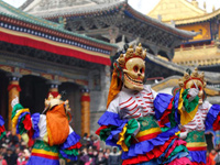 青海塔尔寺举行“跳欠”仪式”