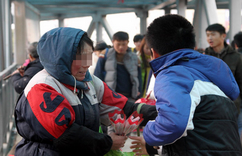 南昌街头“强拉卖花”现象直击”