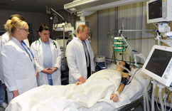 普京探望冬奥训练受伤女滑雪运动员”