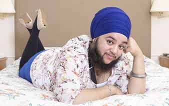 英患病女子拒剪络腮胡 自信传递正能量”