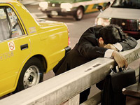 东京“工作狂人”的疲惫生活”