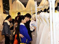 2万对新人扎堆成都婚庆博览会”