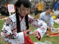 武汉美女着古装展茶艺 引市民围观”