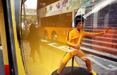 香港街头李小龙立体模型引注目”