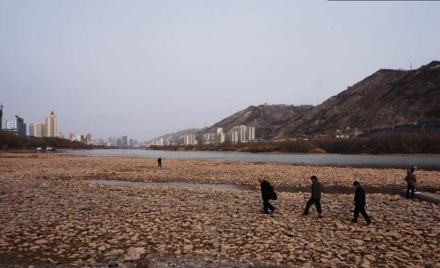 �ƺ����ݶκӴ��ִ������¶��