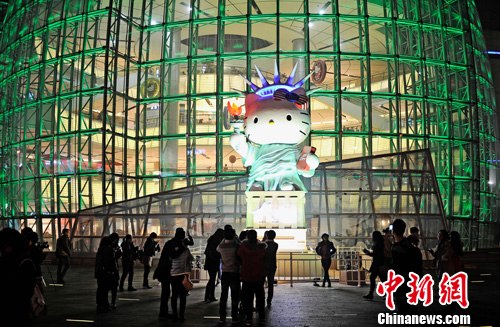 ȫ���׸�����Ů��Hello Kittyʢװ�������