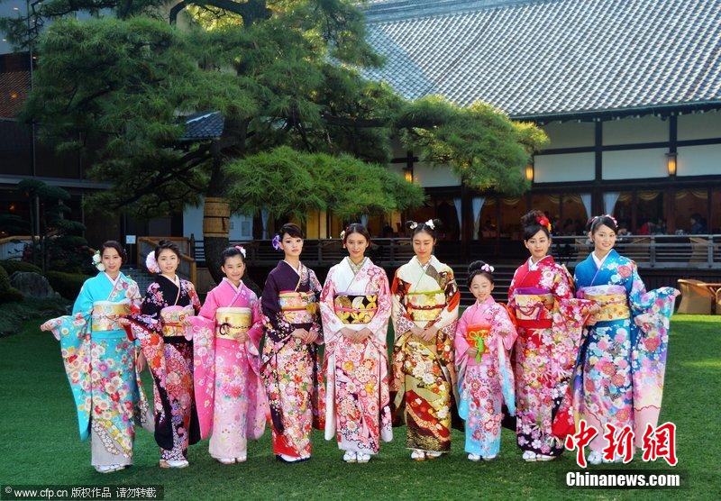 �ձ���������Ů���ͷ���ǰӭ�´���