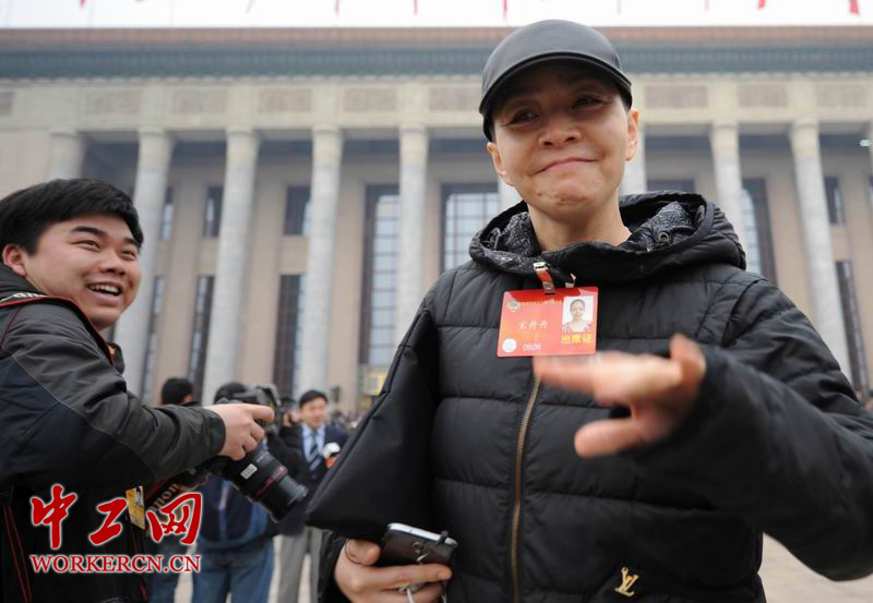 著名演员宋丹丹委员参加全国政协十二届二次会议开幕式