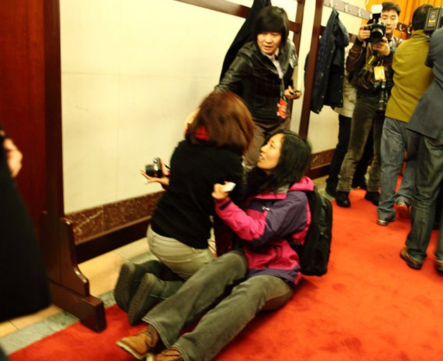 ý��Χ���Ŵ��� Ů����׷���в����������ڵء�