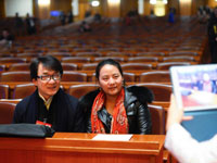 政协举行全体会议 参会者与成龙合影”