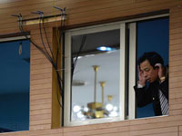 记者会现场调音师“俯耳听音””