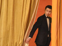 工作中的主席台服务员”