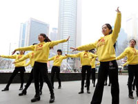 南京美女大学生街头跳舞玩“快闪””