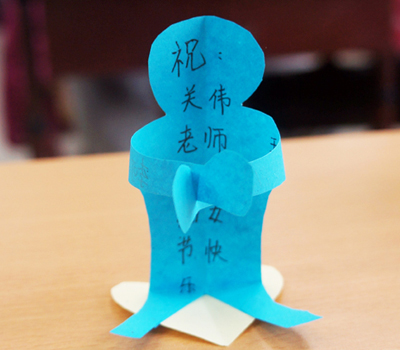 芳草地日坛校区开展“‘三八’节送张贺卡谢师恩”活动”