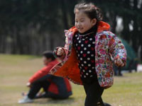 扬州市民踏青赏景沐春光 动物园成儿童乐园”