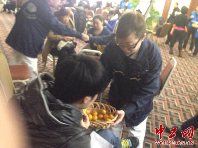 �й��������غ򱱾��������� �ֳ�������ԱΪ�˿ͼ����ṩˮ��ʳ�