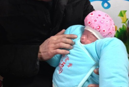 湖南出生仅1000克女婴出院”