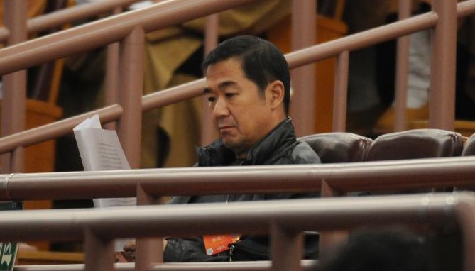 张国立阅读“两高”报告”