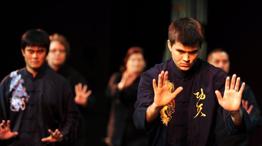 洋学员在美国加州州立大学中国文化周上打太极拳”