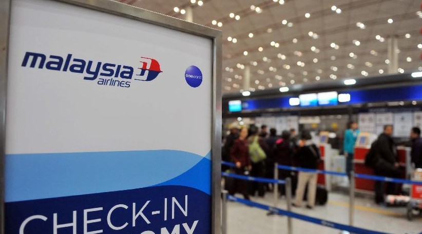 马航失联航班部分中国乘客家属乘飞机前往吉隆坡”