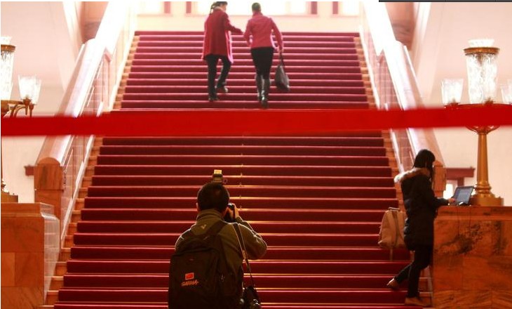 摄影记者忘我工作“跪求”好图”