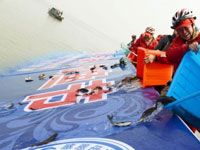 苏州全民保护水环境 20万尾花鲢鱼苗放流太湖”