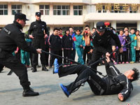 济南特警变身教师 教授“一招制敌””