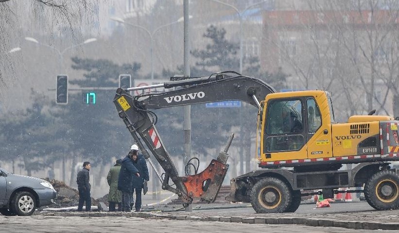 长春一公园门前发生路面塌陷和燃气泄漏事故”