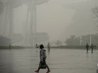广州遭浓雾袭城 发布大雾橙色预警”