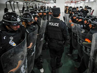 乌鲁木齐社区巡逻队员 特警队内强化处突能力”