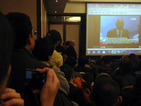 马航失联航班乘客亲属实时关注马来西亚总理新闻发布”