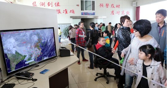 世界气象日 小学生与家长参观气象台”