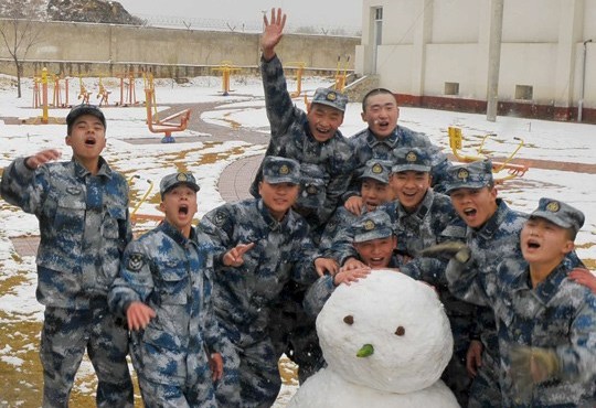 新疆降雪 雪域军营学员新兵堆雪人”