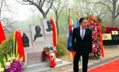 袁熙坤应邀创作玻利维亚民族英雄雕塑献花仪式举行”