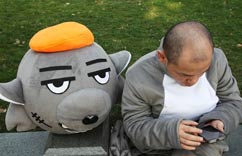 西湖春光明媚 游客乐玩手机”