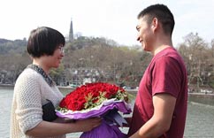 小伙请吉他手“助力”求婚”