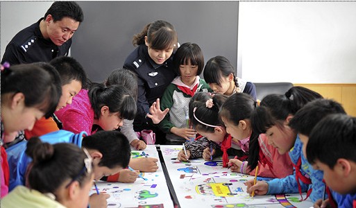 济南小学生与交警一起“画安全””