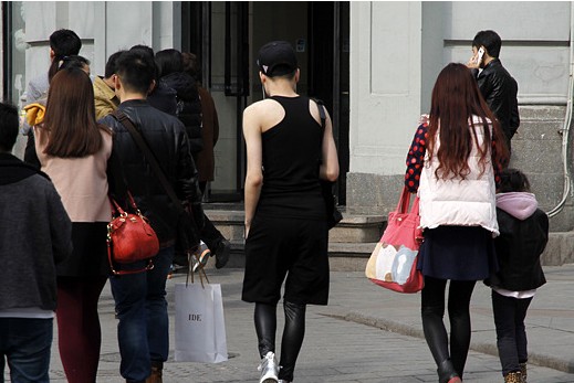 哈尔滨市气温持续攀升 市民街头“乱穿衣””