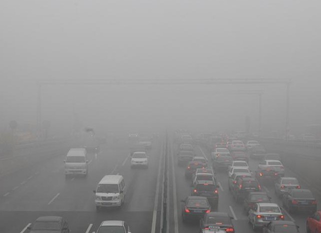 大雾笼罩青岛 部分高速关闭”