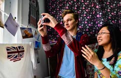 大学生宿舍里办起多国博览会”