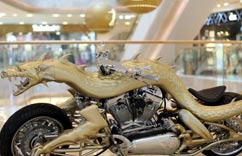 “金龙”摩托车亮相南京”