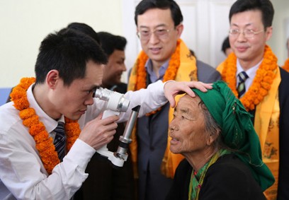 中国医生赴尼泊尔边陲小镇义诊”