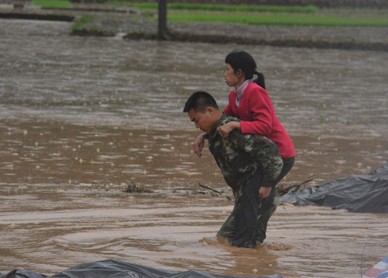 广西多地大雨 岑溪频接警情”