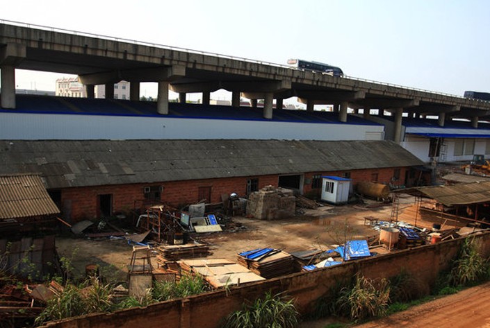 湖南长沙:高速公路桥墩下建数千平米标准仓库”