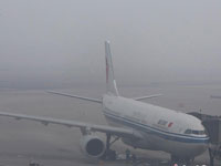 北京大雾 首都机场部分航班延误”